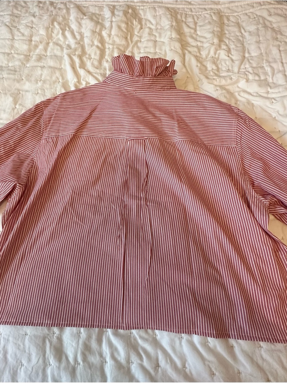 Women - Upcycled (reworked) men’s shirt with ruffled collar - Picture 7 of 7